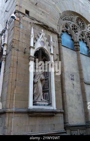 Statue des heiligen Petrus in der Kirche Orasanmichele in Florenz, Italien. St. Peter war der schutzheilige der Metzgerzunft. Die Statue wurde geschnitzt b Stockfoto