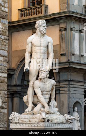 Herkules und Kakus von Baccio Bandinelli auf der Piazza della Signoria in Florenz, Italien. Die Statue befindet sich vor dem Palazzo Vecchio. Stockfoto