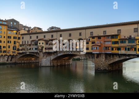 Ponte Vecchio, eine mittelalterliche Steinbogenbrücke über den Arno in Florenz, Italien. Stockfoto