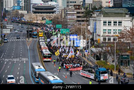 Demonstranten marschieren zum Präsidentenamt während einer Kundgebung, die die Amtsenthebung des südkoreanischen Präsidenten Yoon Suk Yeol in Seoul fordert. (Foto: Kim Jae-Hwan / SOPA Images/SIPA USA) Stockfoto