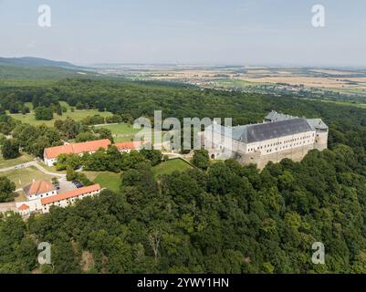 Aus der Vogelperspektive von Cerveny Kamen, Burg aus rotem Stein in den Karpaten in der Slowakei Stockfoto