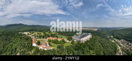 Aus der Vogelperspektive von Cerveny Kamen, Burg aus rotem Stein in den Karpaten in der Slowakei Stockfoto