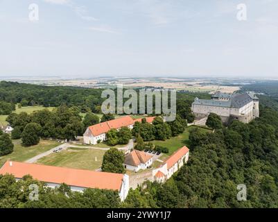 Aus der Vogelperspektive von Cerveny Kamen, Burg aus rotem Stein in den Karpaten in der Slowakei Stockfoto