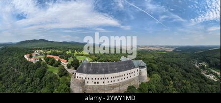 Aus der Vogelperspektive von Cerveny Kamen, Burg aus rotem Stein in den Karpaten in der Slowakei Stockfoto