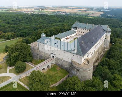 Aus der Vogelperspektive von Cerveny Kamen, Burg aus rotem Stein in den Karpaten in der Slowakei Stockfoto
