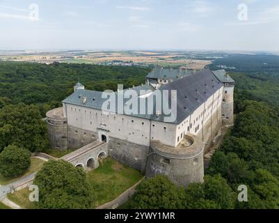 Aus der Vogelperspektive von Cerveny Kamen, Burg aus rotem Stein in den Karpaten in der Slowakei Stockfoto