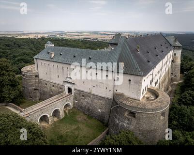 Aus der Vogelperspektive von Cerveny Kamen, Burg aus rotem Stein in den Karpaten in der Slowakei Stockfoto
