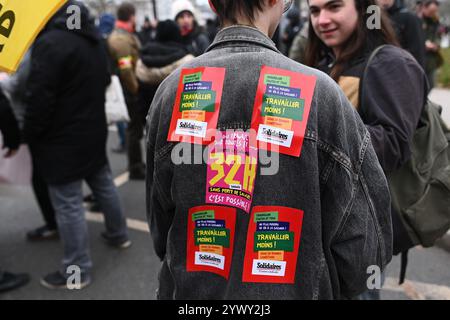 Paris, Frankreich. Dezember 2024. Julien Mattia/Le Pictorium - Demonstration am 12. Dezember 2024 in Paris. - 12/12/2024 - Frankreich/Ile-de-France (Region)/Paris - Tausende von Menschen marschierten am 12. Dezember 2024 in Paris gegen den Abbau von FRET sowie für Arbeitnehmer und Industrie auf Aufruf der Gewerkschaften CGT, Solidaires, Sud Rails und FSU. Quelle: LE PICTORIUM/Alamy Live News Stockfoto