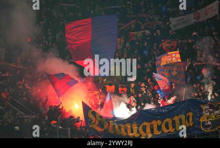 Signal Luna Park, Dortmund, Deutschland. Dezember 2024. FC Barcelona Fans während eines Spiels der 6. Champions League, BVB Dortmund gegen FC Barcelona, im Signal Luna Park, Dortmund, Deutschland. Ulrik Pedersen/CSM/Alamy Live News Stockfoto