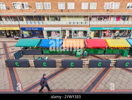 Geschäfte und Marktstände an der Fußgängerzone Corporation Street in Corby, England. Stockfoto