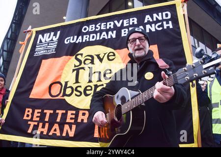 London, Großbritannien. Dezember 2024. Der Singer-Songwriter Billy Bragg tritt an der Streiklinie vor den Guardian Büros in King's Cross auf, während die Journalisten The Guardian und The Observer ihren Streik über den Verkauf des Observers an Tortoise Media fortsetzen. (Foto: Vuk Valcic/SOPA Images/SIPA USA) Credit: SIPA USA/Alamy Live News Stockfoto