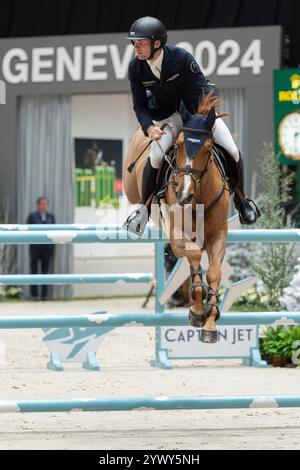 Genf, Schweiz. Dezember 2024. Brian Balsiger (SUI) reitet in Castiel und gewinnt beim CHI Genève Prix Swiss Wine Genève im Palexpo in Genève den 5. Platz. Credit: Patrick Dancel/SIPA USA Credit: SIPA USA/Alamy Live News Stockfoto