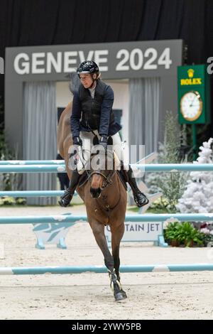 Genf, Schweiz. Dezember 2024. Barbara Schnieper (SUI) fährt mit Inook und gewinnt beim CHI Genève Prix Swiss Wine Genève im Palexpo in Genève den dritten Platz. Credit: Patrick Dancel/SIPA USA Credit: SIPA USA/Alamy Live News Stockfoto