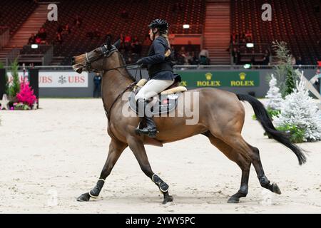 Genf, Schweiz. Dezember 2024. Barbara Schnieper (SUI) fährt mit Inook und gewinnt beim CHI Genève Prix Swiss Wine Genève im Palexpo in Genève den dritten Platz. Credit: Patrick Dancel/SIPA USA Credit: SIPA USA/Alamy Live News Stockfoto