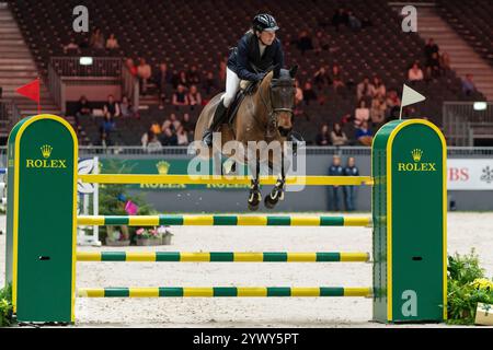 Genf, Schweiz. Dezember 2024. Barbara Schnieper (SUI) fährt mit Inook und gewinnt beim CHI Genève Prix Swiss Wine Genève im Palexpo in Genève den dritten Platz. Credit: Patrick Dancel/SIPA USA Credit: SIPA USA/Alamy Live News Stockfoto