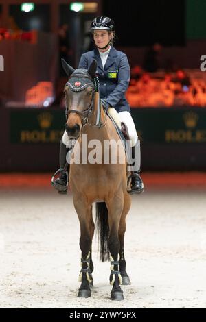 Genf, Schweiz. Dezember 2024. Barbara Schnieper (SUI) fährt mit Inook und gewinnt beim CHI Genève Prix Swiss Wine Genève im Palexpo in Genève den dritten Platz. Credit: Patrick Dancel/SIPA USA Credit: SIPA USA/Alamy Live News Stockfoto