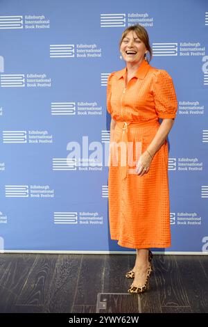 Edinburgh, Vereinigtes Königreich. August 2024. Lorraine Kelly, schottische und britische Fernsehmoderatorin und Journalistin, tritt 2024 auf dem Edinburgh International Book Festival auf. Stockfoto