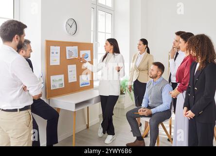 Geschäftsfrau-Präsentation im Vorstand, weibliche Führungsberaterin zeigt neuen Plan Stockfoto