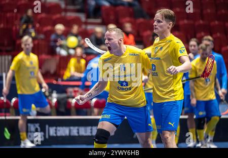 MALMÖ 2024 12.12.2012 Jesper Sankell (19) und Ludwig Persson (13) feiern das Tor 1-0 im Viertelfinale zwischen Deutschland und Schweden bei der Floorball-Weltmeisterschaft 2024 der Männer (2024 Floorball-Weltmeisterschaften) am 12. Dezember 2024 in der Malmö Arena in Malmö, Schweden. Foto: Johan Nilsson/TT/Code 50090 Credit: TT News Agency/Alamy Live News Stockfoto