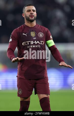 Turin, Italien. Dezember 2024. Kyle Walker vom Manchester City FC gibt beim Spiel der UEFA Champions League 2024-25 zwischen Juventus FC und Manchester City am 11. Dezember 2024 in Turin, Italien, Gesten aus. Quelle: Marco Canoniero/Alamy Live News Stockfoto