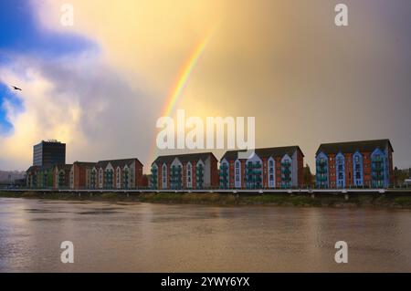 Regenbogen über Newport, Usk-Ufer Stockfoto