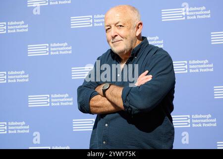 Edinburgh, Vereinigtes Königreich, 14. August 2024. Jeremy Bowen, internationaler Herausgeber von BBC News, sieht entspannt vor den Kameras aus, bevor er auf dem Edinburgh International Book Festival 2024 sprach, wo er über Krieg und Politik im Nahen Osten sprach. Stockfoto