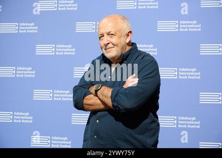 Edinburgh, Vereinigtes Königreich, 14. August 2024. Jeremy Bowen, internationaler Herausgeber von BBC News, sieht entspannt vor den Kameras aus, bevor er auf dem Edinburgh International Book Festival 2024 sprach, wo er über Krieg und Politik im Nahen Osten sprach. Stockfoto