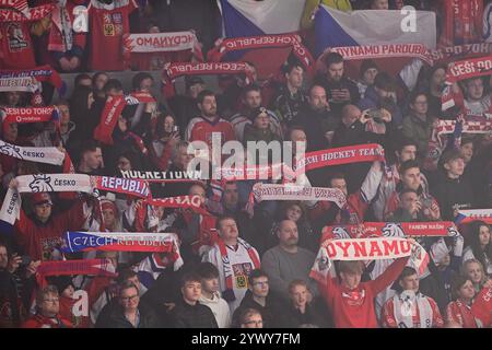 Pardubice, Tschechische Republik. Dezember 2024. Tschechische Fans beim Spiel Tschechische Republik gegen Finnland der Schweizer Hockey-Spiele, Teil der Euro Hockey Tour, in Pardubice, Tschechische Republik, 12. Dezember 2024. Quelle: Josef Vostarek/CTK Photo/Alamy Live News Stockfoto