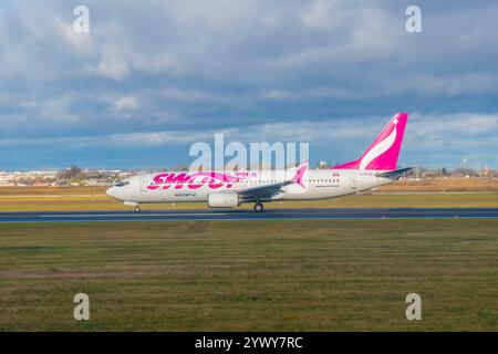 WestJet Boeing 737-8CT C-FLSF mit Swoop-Lackierung am Toronto Pearson International Airport (YYZ), Mississauga, Toronto, Ontario ON, Kanada. Stockfoto