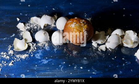 Ein Muffin auf einem sternenklaren Hintergrund. Eierschalen. Stockfoto