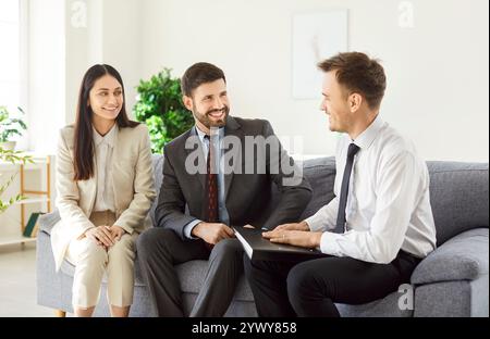 Familienpaar Treffen Sich Mit Finanzberater Zu Hause Stockfoto