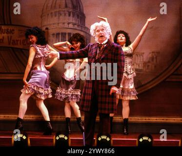 Ernie Wise (Mr. William Cartwright / Your Chairman) in THE MYSTERY OF EDWIN DROOD im Savoy Theatre, London WC2 07/05/1987 Buch, Musik und Texte von Rupert Holmes nach dem unvollendeten Roman von Charles Dickens Set-Design: Bob Shaw Kostüme: Lindsay W Davis Beleuchtung: John B Read Choreografin: Graciela Daniele Regie: Wilford Leach Stockfoto