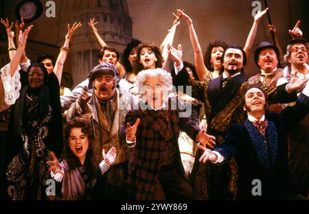 Vorne links: Julia Hills (Miss Alice Nutting) Zentrum: Ernie Wise (Mr William Cartwright / Your Chairman) in THE MYSTERY OF EDWIN DROOD im Savoy Theatre, London WC2 07/05/1987 Buch, Musik und Texte von Rupert Holmes nach dem unvollendeten Roman von Charles Dickens Set-Design: Bob Shaw Kostüme: Lindsay W Davis Beleuchtung: John B Read Choreografin: Graciela Daniele Regie: Wilford Leach Stockfoto