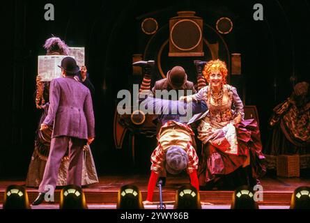 Rechts: Lulu (Princess Puffer / Miss Angela Prysock) in THE MYSTERY OF EDWIN DROOD im Savoy Theatre, London WC2 07/05/1987 Buch, Musik und Texte von Rupert Holmes nach dem unvollendeten Roman von Charles Dickens Set-Design: Bob Shaw Kostüme: Lindsay W Davis Beleuchtung: John B Read Choreografin: Graciela Daniele Regie: Wilford Leach Stockfoto