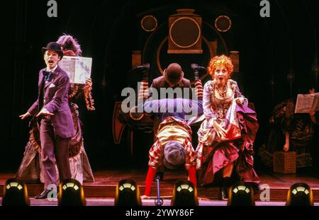 Links: Julia Hills (Edwin Drood) Rechts: Lulu (Prinzessin Puffer / Miss Angela Prysock) in THE MYSTERY OF EDWIN DROOD im Savoy Theatre, London WC2 07/05/1987 Buch, Musik und Texte von Rupert Holmes nach dem unvollendeten Roman von Charles Dickens Set-Design: Bob Shaw Kostüme: Lindsay W Davis Beleuchtung: John B Read Choreografin: Graciela Daniele Regie: Wilford Leach Stockfoto