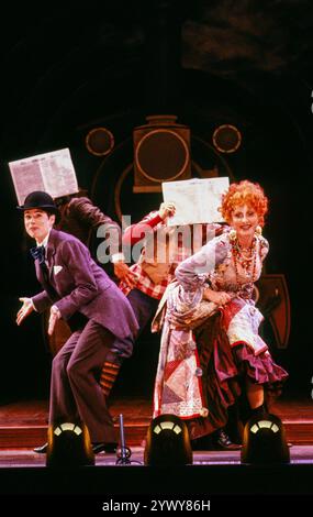 l-r: Julia Hills (Edwin Drood), Lulu (Prinzessin Puffer / Miss Angela Prysock) in THE MYSTERY OF EDWIN DROOD im Savoy Theatre, London WC2 07/05/1987 Buch, Musik und Texte von Rupert Holmes nach dem unvollendeten Roman von Charles Dickens Set Design: Bob Shaw Kostüme: Lindsay W Davis Beleuchtung: John B Read Choreografin: Graciela Daniele Regie: Wilford Leach Stockfoto