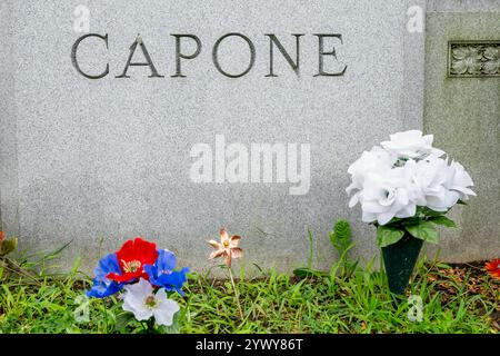 Hillsdale, Il, USA. August 2021. Alphonse Capone, der berüchtigte Chicagoer Gangster, ruht in Mt. Carmel Cemetery, Hillside, Illinois, auf einem bescheidenen Familiengrundstück, das von einem einfachen Grabstein umgeben ist, umgeben von verzierten Markierungen anderer bekannter Persönlichkeiten. (Kreditbild: © Walter G. Arce Sr./ASP via ZUMA Press Wire) NUR REDAKTIONELLE VERWENDUNG! Nicht für kommerzielle ZWECKE! Stockfoto