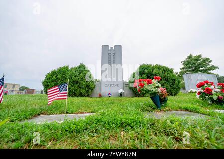 Hillsdale, Il, USA. August 2021. Alphonse Capone, der berüchtigte Chicagoer Gangster, ruht in Mt. Carmel Cemetery, Hillside, Illinois, auf einem bescheidenen Familiengrundstück, das von einem einfachen Grabstein umgeben ist, umgeben von verzierten Markierungen anderer bekannter Persönlichkeiten. (Kreditbild: © Walter G. Arce Sr./ASP via ZUMA Press Wire) NUR REDAKTIONELLE VERWENDUNG! Nicht für kommerzielle ZWECKE! Stockfoto