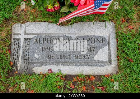 Hillsdale, Il, USA. August 2021. Alphonse Capone, der berüchtigte Chicagoer Gangster, ruht in Mt. Carmel Cemetery, Hillside, Illinois, auf einem bescheidenen Familiengrundstück, das von einem einfachen Grabstein umgeben ist, umgeben von verzierten Markierungen anderer bekannter Persönlichkeiten. (Kreditbild: © Walter G. Arce Sr./ASP via ZUMA Press Wire) NUR REDAKTIONELLE VERWENDUNG! Nicht für kommerzielle ZWECKE! Stockfoto