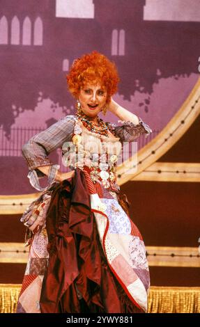 Lulu (Prinzessin Puffer / Miss Angela Prysock) in THE MYSTERY OF EDWIN DROOD im Savoy Theatre, London WC2 05/1987 Buch, Musik und Texte von Rupert Holmes nach dem unvollendeten Roman von Charles Dickens Set-Design: Bob Shaw Kostüme: Lindsay W Davis Beleuchtung: John B Read Choreografin: Graciela Daniele Regie: Wilford Leach Stockfoto