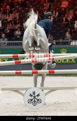 Genf, Schweiz. Dezember 2024. Guillaume Gillioz (SUI) fährt Remix während des CHI Genève Prix Swiss Wine Genève im Palexpo in Genève. Credit: Patrick Dancel/SIPA USA Credit: SIPA USA/Alamy Live News Stockfoto