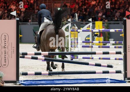 Genf, Schweiz. Dezember 2024. Lorenzo de Luca (ITA) fährt Cappuccino 194 während des CHI Genève Prix Swiss Wine Genève im Palexpo in Genève. Credit: Patrick Dancel/SIPA USA Credit: SIPA USA/Alamy Live News Stockfoto