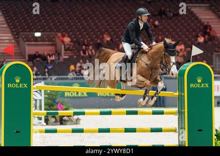 Genf, Schweiz. Dezember 2024. Peter Devos (BEL) fährt Jade VD Bisschop während des CHI Genève Prix Swiss Wine Genève im Palexpo in Genève. Credit: Patrick Dancel/SIPA USA Credit: SIPA USA/Alamy Live News Stockfoto