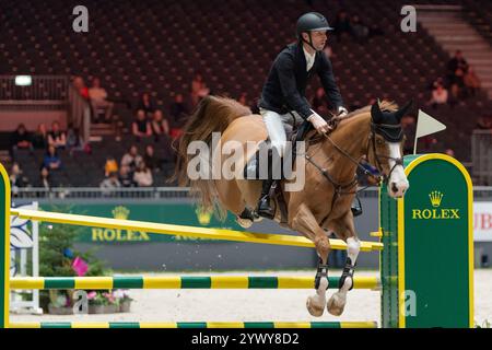 Genf, Schweiz. Dezember 2024. Peter Devos (BEL) fährt Jade VD Bisschop während des CHI Genève Prix Swiss Wine Genève im Palexpo in Genève. Credit: Patrick Dancel/SIPA USA Credit: SIPA USA/Alamy Live News Stockfoto