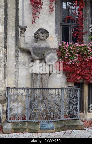 18.10.2022 Quedlinburg Deutschland/ Sachsen Anhalt/ Landkreis Harz/ Stadt Quedlinburg/ UNESCO Weltkulturerbe/ Innenstadt/ Altstadt/ Marktplatz/ Renaissance Rathaus davor der Roland *** 18 10 2022 Quedlinburg Deutschland Sachsen-Anhalt Harz Stadtteil Quedlinburg UNESCO Weltkulturerbe Altstadt Marktplatz Renaissance Rathaus vor der Roland Statue Stockfoto