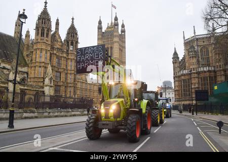 London, Großbritannien. Dezember 2024. Traktoren kommen am Parlament vorbei, während die Landwirte gegen die Erbschaftssteuer protestieren. Quelle: Vuk Valcic/Alamy Live News Stockfoto