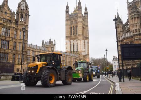 London, Großbritannien. Dezember 2024. Traktoren kommen am Parlament vorbei, während die Landwirte gegen die Erbschaftssteuer protestieren. Quelle: Vuk Valcic/Alamy Live News Stockfoto