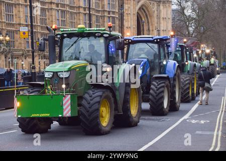 London, Großbritannien. Dezember 2024. Traktoren kommen am Parlament vorbei, während die Landwirte gegen die Erbschaftssteuer protestieren. Quelle: Vuk Valcic/Alamy Live News Stockfoto