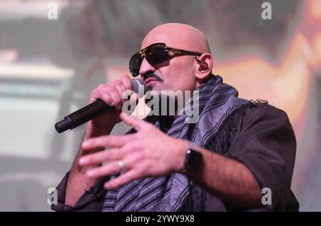 Hamburg, Deutschland. Dezember 2024. Boxen: Abend der Legenden, Galaabend der Legenden, im Hotel Grand Elysee. Rapper Xatar singt auf der Bühne im Ballsaal. Quelle: Marcus Brandt/dpa/Alamy Live News Stockfoto