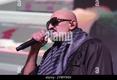 Hamburg, Deutschland. Dezember 2024. Boxen: Abend der Legenden, Galaabend der Legenden, im Hotel Grand Elysee. Rapper Xatar singt auf der Bühne im Ballsaal. Quelle: Marcus Brandt/dpa/Alamy Live News Stockfoto